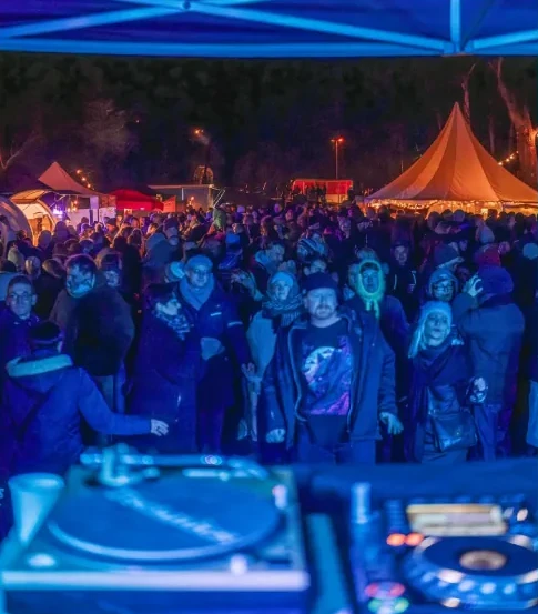 Wintermeile Hildesheim: Besucher vor der Bühne am Hohnsensee